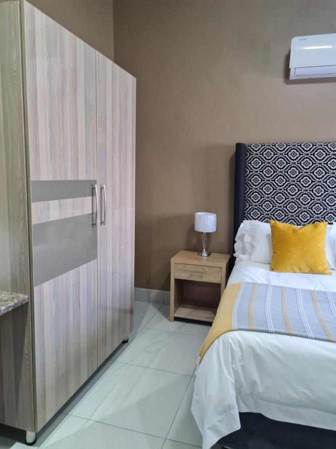Village Kulture - Guest House Rustenburg Esterno foto