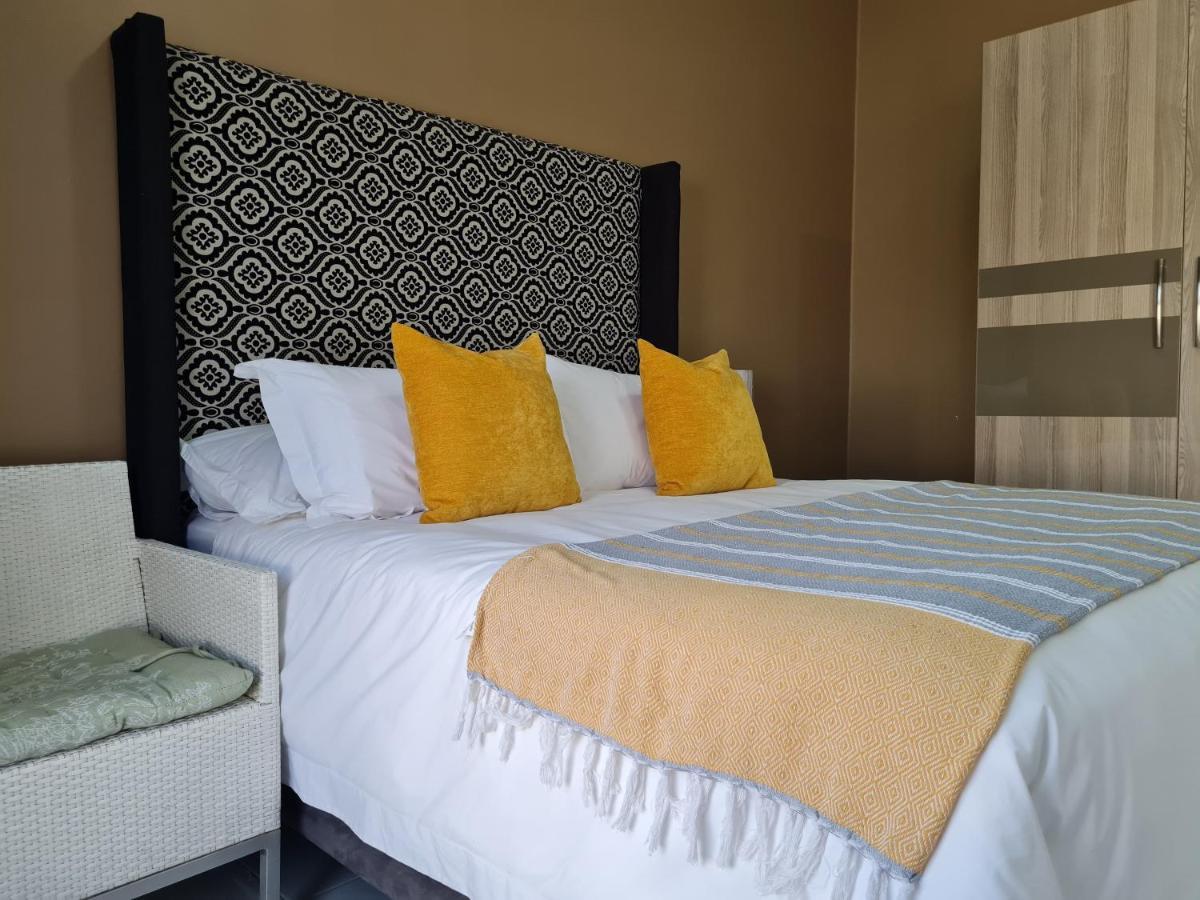 Village Kulture - Guest House Rustenburg Esterno foto