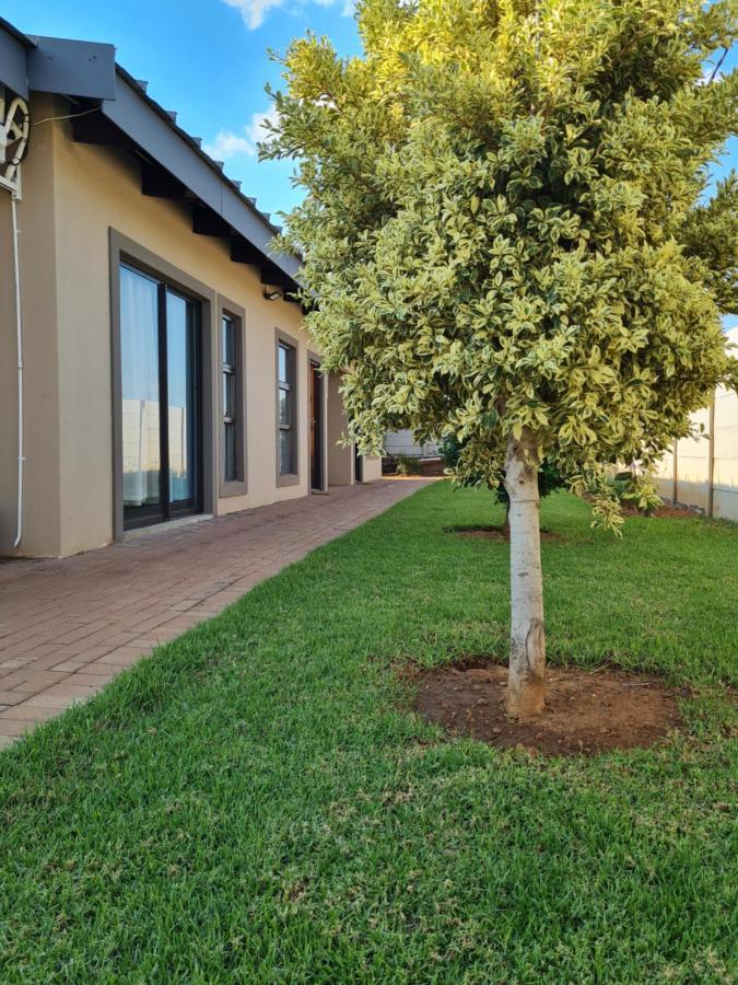 Village Kulture - Guest House Rustenburg Esterno foto