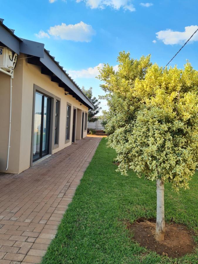 Village Kulture - Guest House Rustenburg Esterno foto