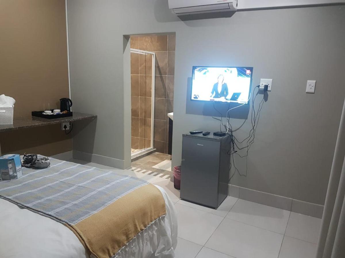 Village Kulture - Guest House Rustenburg Esterno foto