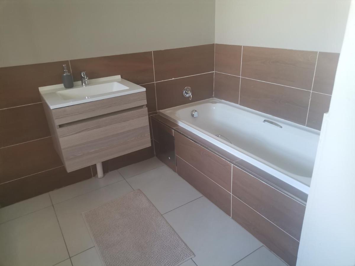 Village Kulture - Guest House Rustenburg Esterno foto